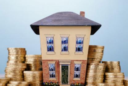 Налог на недвижимость вырастет в три раза, "достанется" обитателям старого фонда.